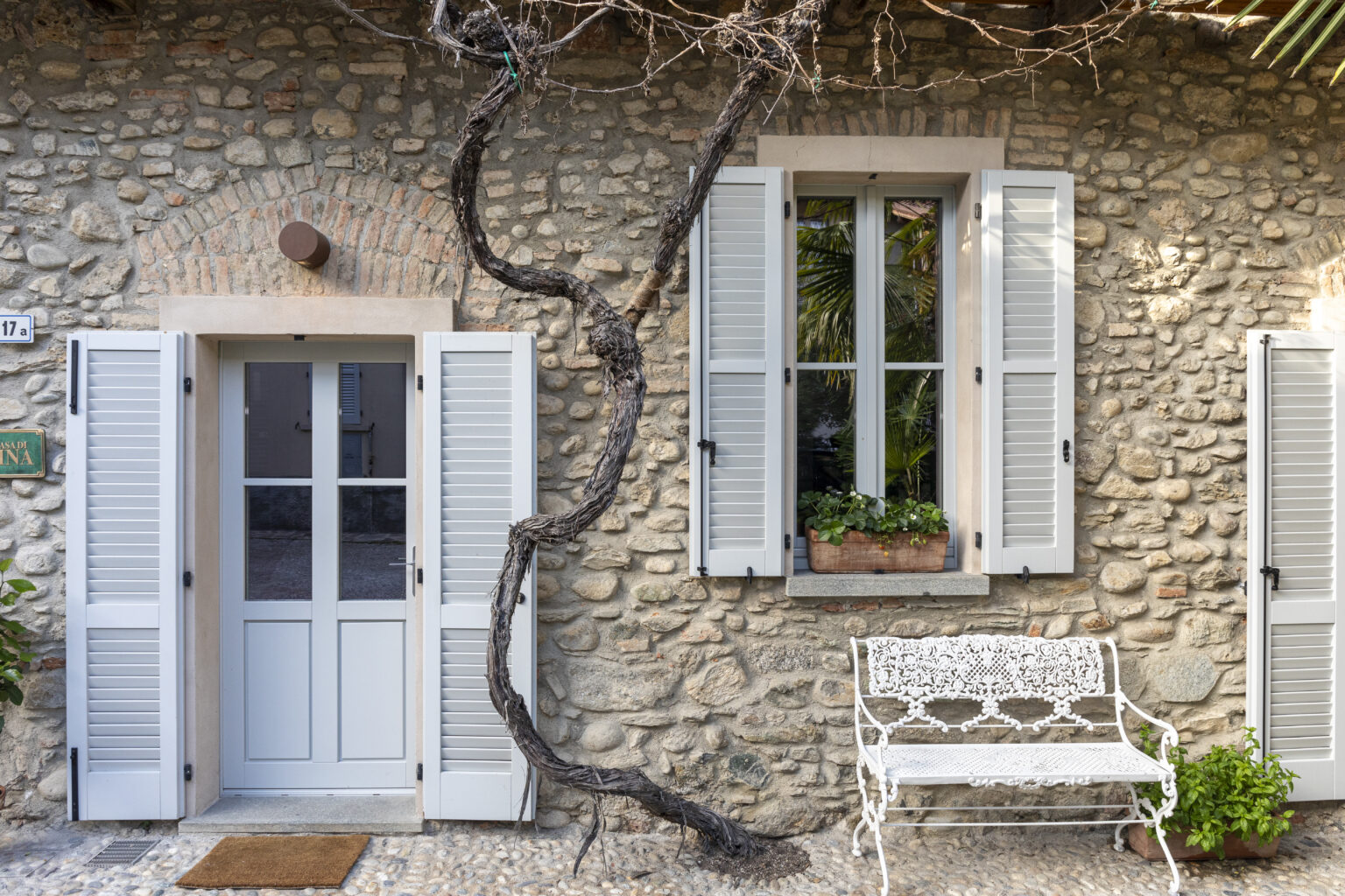 cortile interno facciata, particolare - a casa di tina